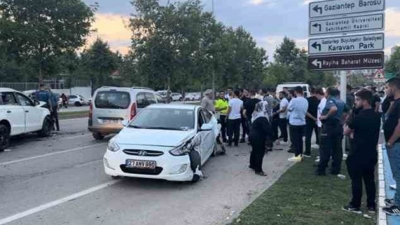 Zincirleme trafik kazası: 3'ü çocuk 7 yaralı
