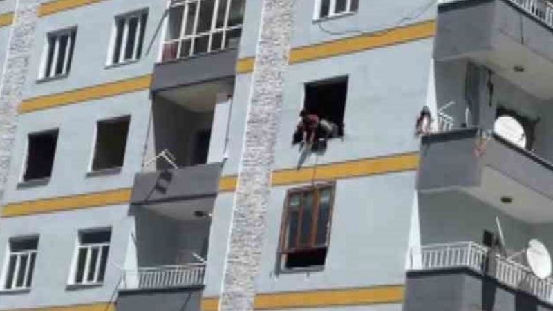 Ağır hasarlı binalarda canlarını hiçe sayarak demirleri söktüler