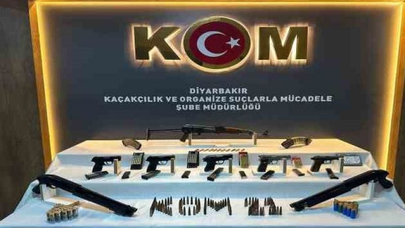 Eğlence mekanında çok sayıda silah ele geçirildi