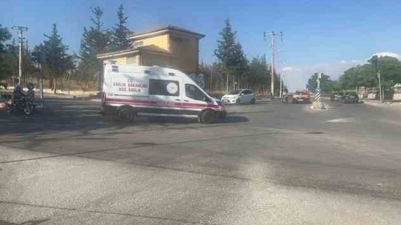 Motosiklet ile otomobil çarpıştı