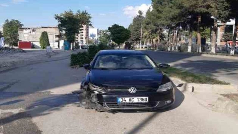 Otomobil ile beton mikseri çarpıştı: 1 yaralı