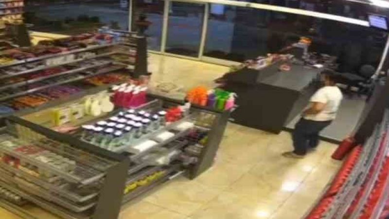Çevreyi kollayan hırsız, bir anlık boşlukla kasadan paraları aldı