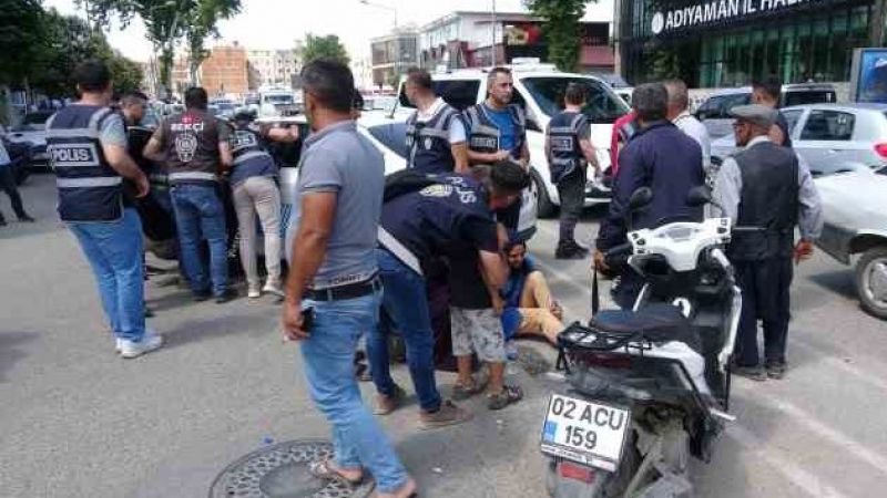 Polis aracı ile motosiklet çarpıştı: 2 yaralı