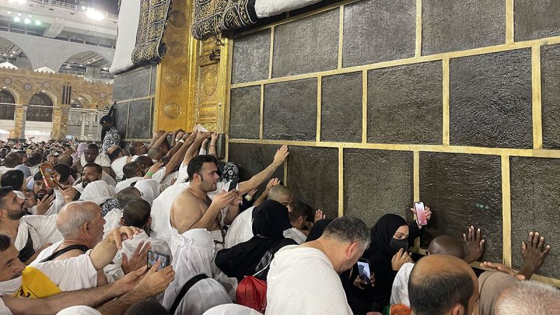 Beytullah'a yüz sürmek hacıların en büyük hayali