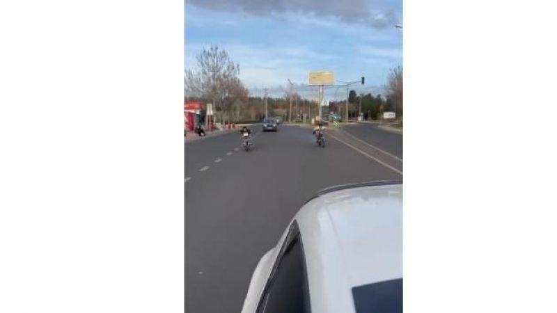 Motosiklet üzerine uzanıp yolculuk eden gençler ölüme davetiye çıkardı