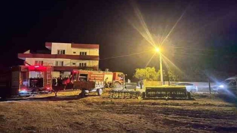 Bir evin deposunda traktör ile 30 ton saman kül oldu