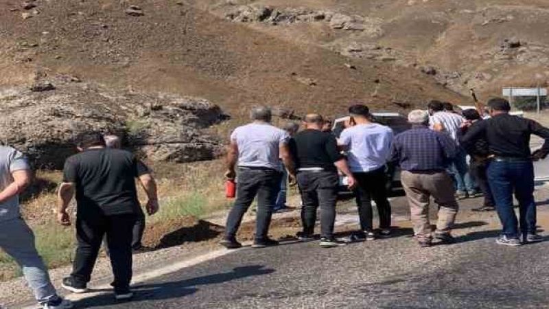 Seyir halindeki otomobil alev aldı