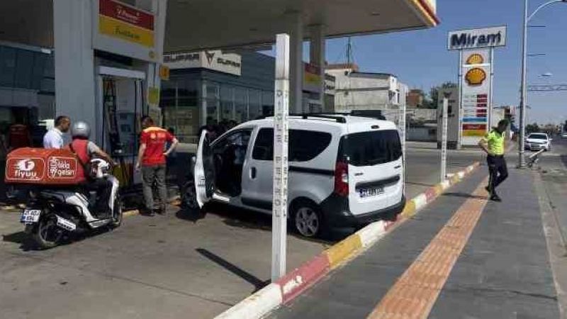 Otomobillerden biri petrol istasyonuna daldı: 1'i çocuk 5 yaralı