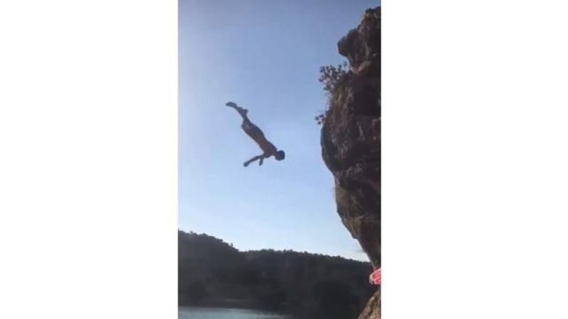 Çocukların baraj suyuna tehlikeli atlayışı yürekleri ağza getirdi
