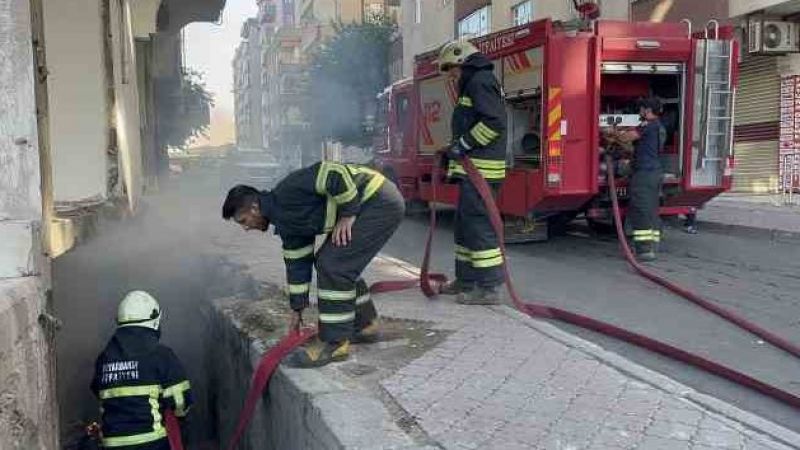 Ağır hasarlı 7 katlı binanın bodrum katında yangın