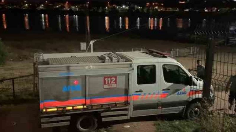 Dengesini kaybederek gölete düşen genç kayboldu