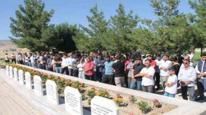 PKK'nın 31 yıl önce katlettiği 2'si çocuk 10 kişi anıldı