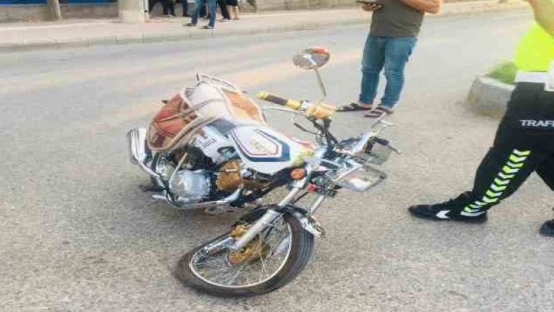Motosiklet ile hafif ticari araç çarpıştı: 3 yaralı