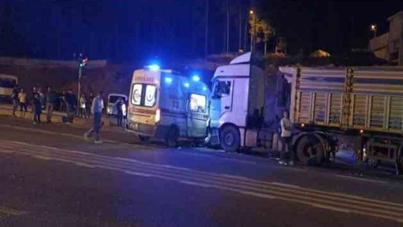 Tır ambulansla çarpıştı: 1 yaralı