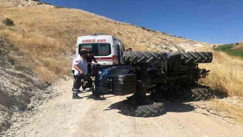 Devrilen traktörün altında kalan sürücü öldü