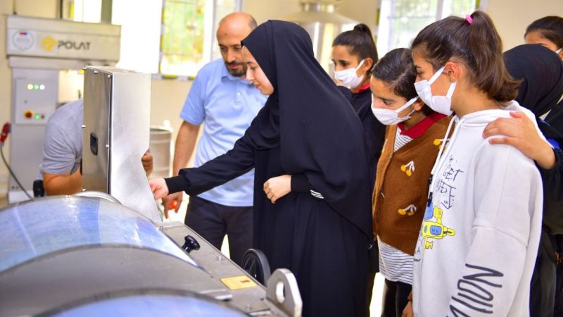 Meslek lisesi öğrencileri zeytinyağı üretimi için çalışıyor