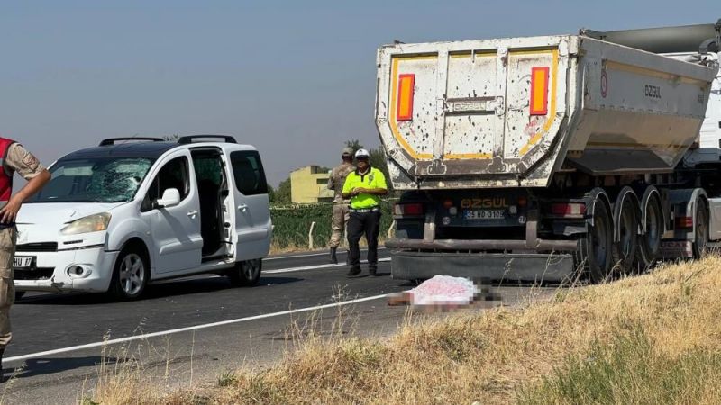 Önce araba, sonra kamyonun çarptı