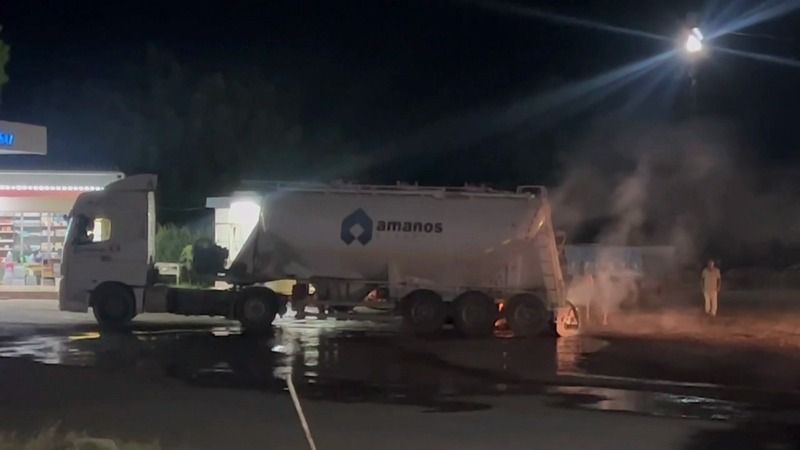 Alev alan beton mikserini benzin istasyonuna sürdü