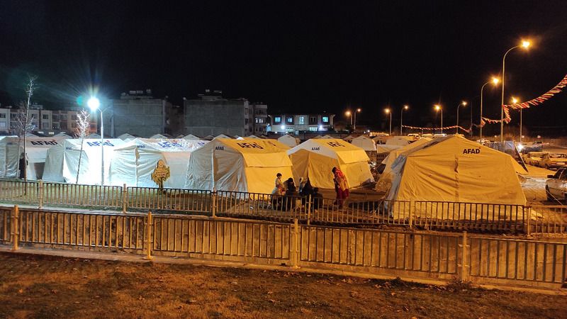 Urfa’da depremzedeler AFAD çadırlarına yerleştirildi