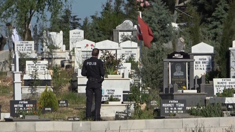 Mezarlıklarda buruk bayram sevinci