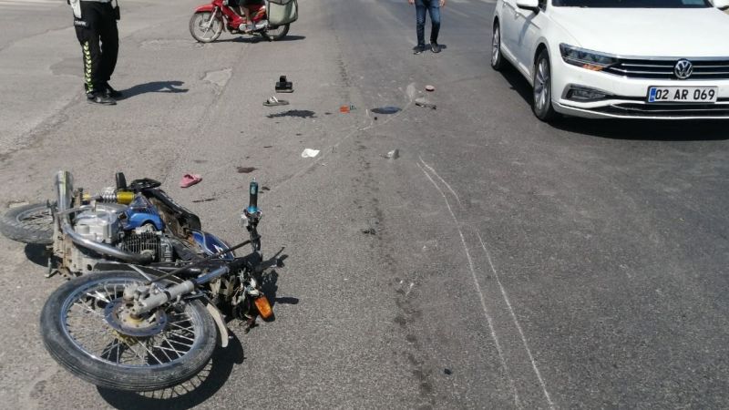 İki otomobil bir motosiklet çarpıştı: 1’i ağır 3 yaralı