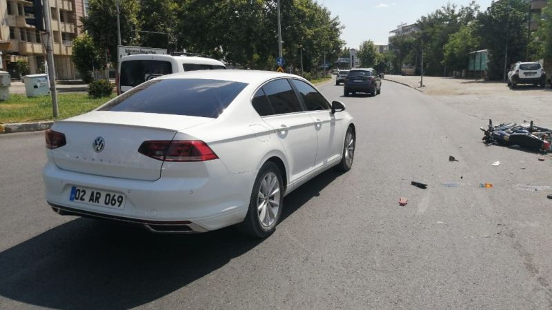 İki otomobil bir motosiklet çarpıştı: 1’i ağır 3 yaralı