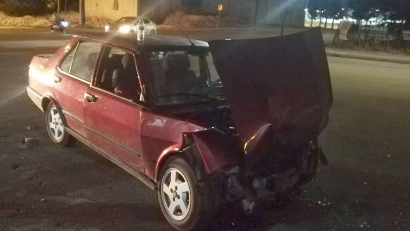 İki otomobil çarpıştı: 3 yaralı