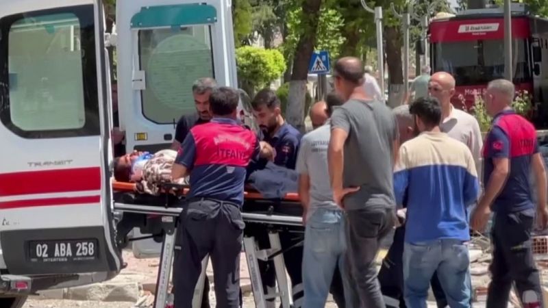 Asansörü sökmek isterken duvar altında kaldı