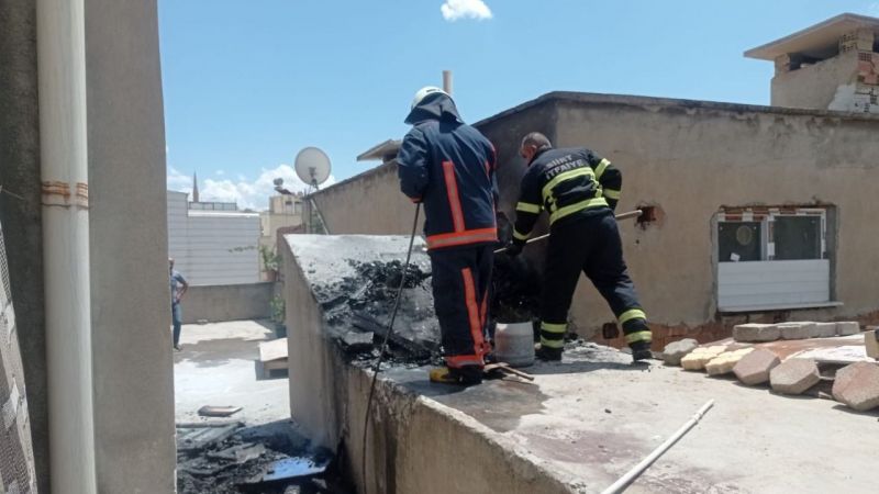 Bir apartmanın çatısında çıkan yangın korkuttu