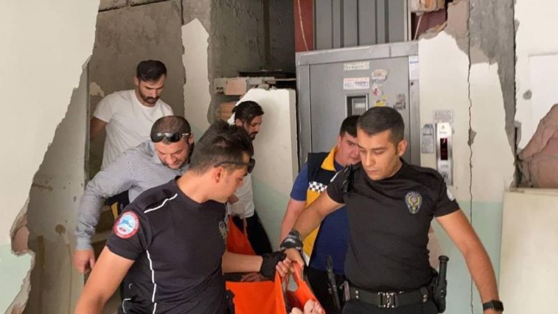 Hırsız ev sahiplerine bıçakla saldırdı: 4 yaralı