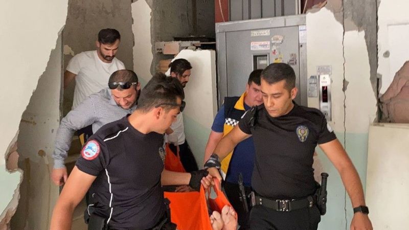 Hırsız ev sahiplerine bıçakla saldırdı: 4 yaralı
