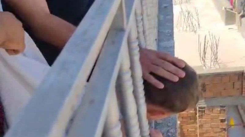 Kafası balkon demirlerine sıkışan çocuk kurtarıldı