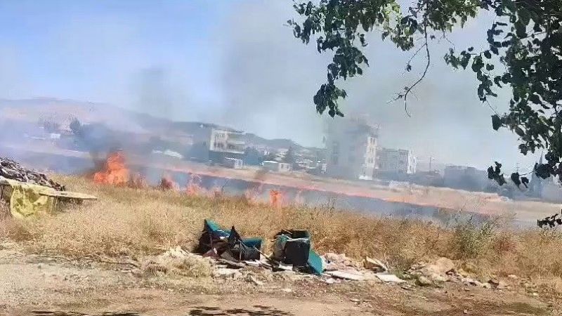 Anız yangını ikametlere sıçramadan söndürüldü