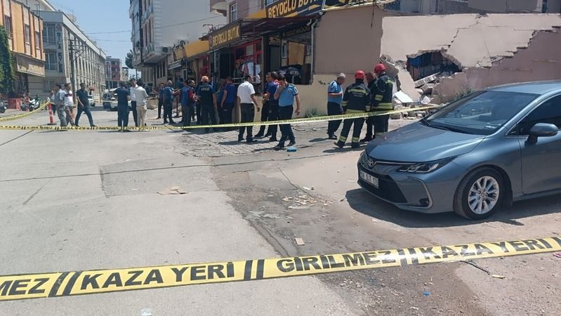 İki katlı binanın bahçe duvarı yıkıldı: 5 yaralı