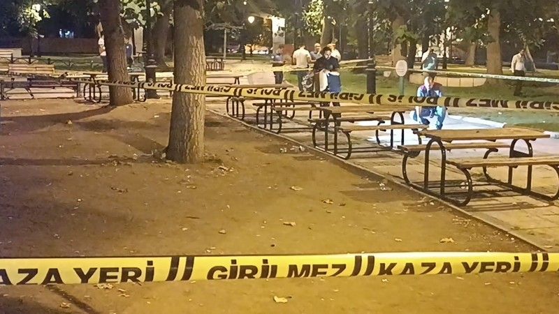 Bıçakladığı bekçiler tarafından vurulan saldırgan öldü