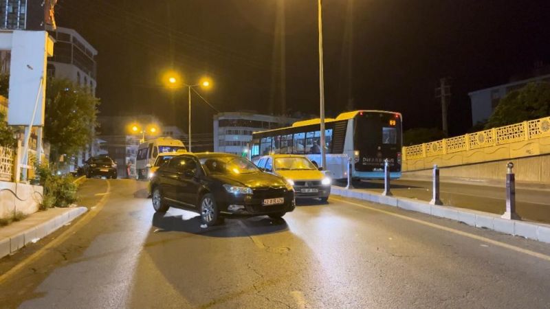 El frenini çekmeyi unuttu, trafik kilitlendi