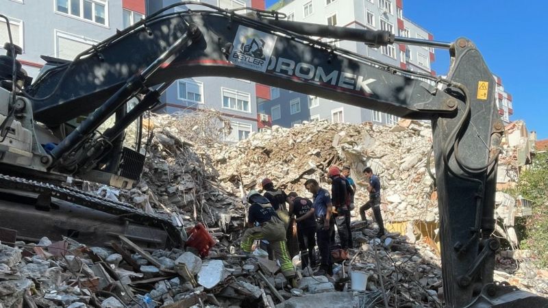 Bina yıkımı sırasında yaşanan göçükte kalan işçi kurtarıldı