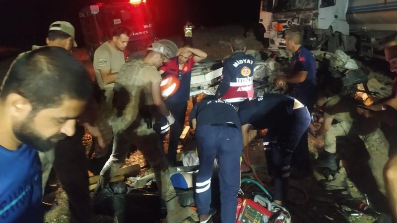 Tanker ile kamyonet kafa kafaya çarpıştı: 1 ölü, 2 yaralı