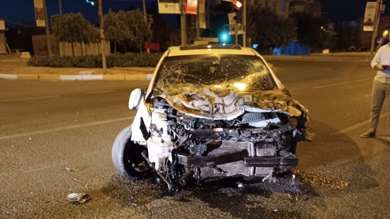 Kontrolden çıkan araç kaza yaptı, sürücü burnu kanamadan kurtuldu