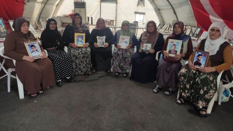 Anneleri çocuklarının yolunu gözlüyor