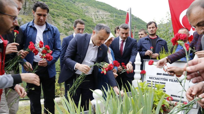 Şehit öğretmen Necmettin Yılmaz kabri başında anıldı