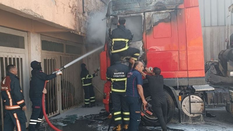 Park halindeki tır alevlere teslim oldu