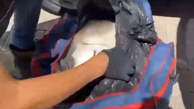 Durdurulan araçtan valiz valiz uyuşturucu çıktı