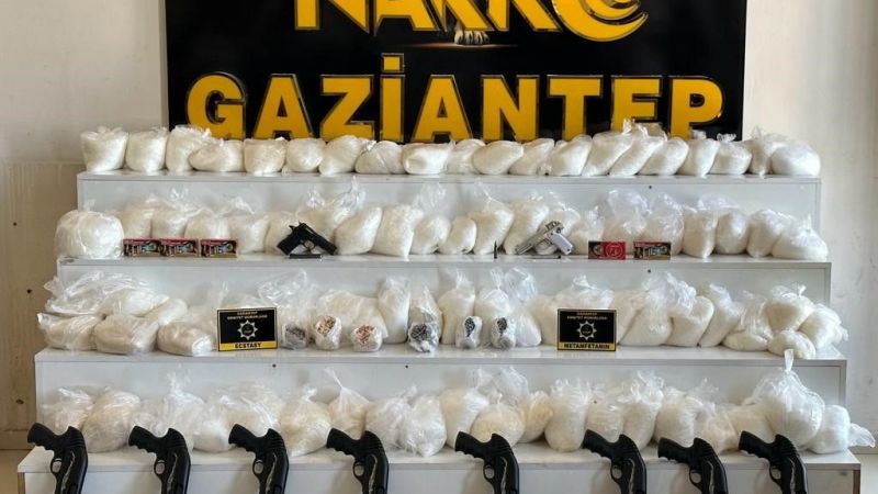 Durdurulan araçtan valiz valiz uyuşturucu çıktı