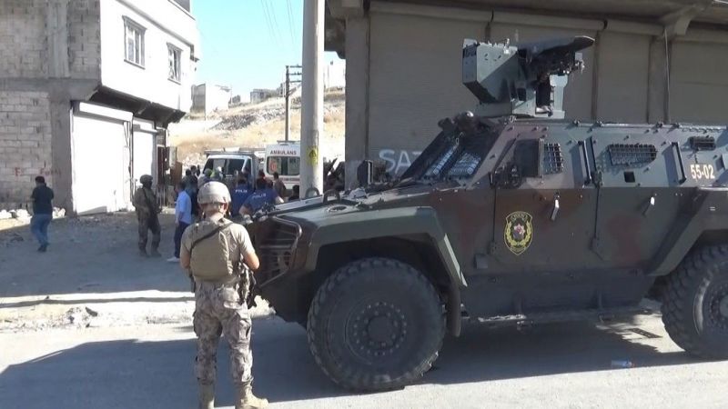Önce 2 yaşındaki oğlunu rehin aldı, sonra kendini vurdu