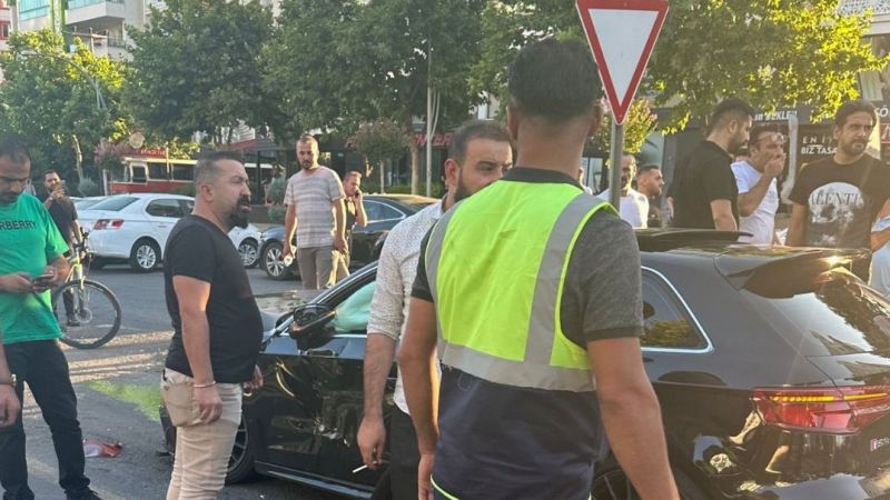 İki araç çarpıştı: 3 yaralı
