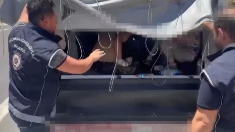 Durdurulan kamyonetin kasasında 43 düzensiz göçmen yakalandı