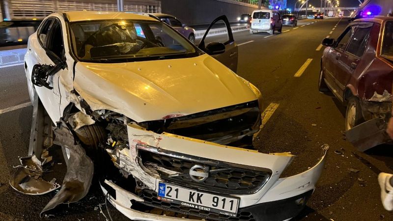 Alt geçitte arıza yapılan otomobil kazaya neden oldu
