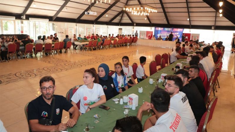 Beyazgül madalya alan gençlerle buluştu