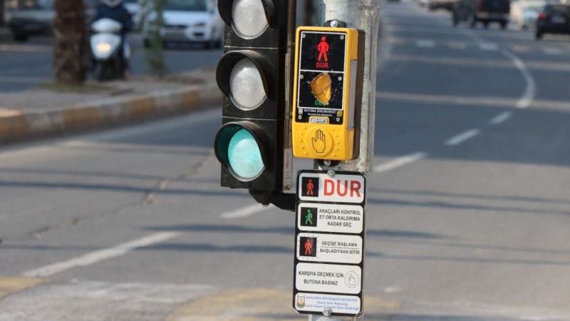 Büyükşehir’den okul önlerine butonlu yaya geçidi